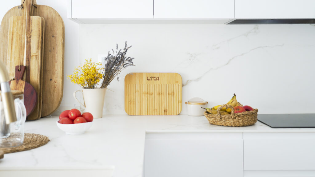 Tabla de cortar LITA Duo Board en cocina.