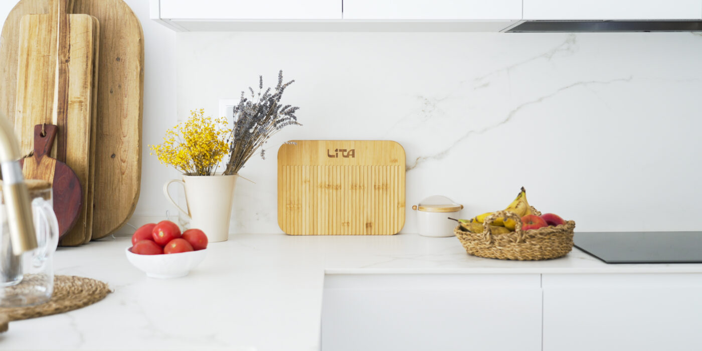 Tabla de cortar LITA Duo Board en cocina.