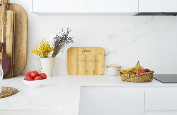 Tabla de cortar LITA Duo Board en cocina.