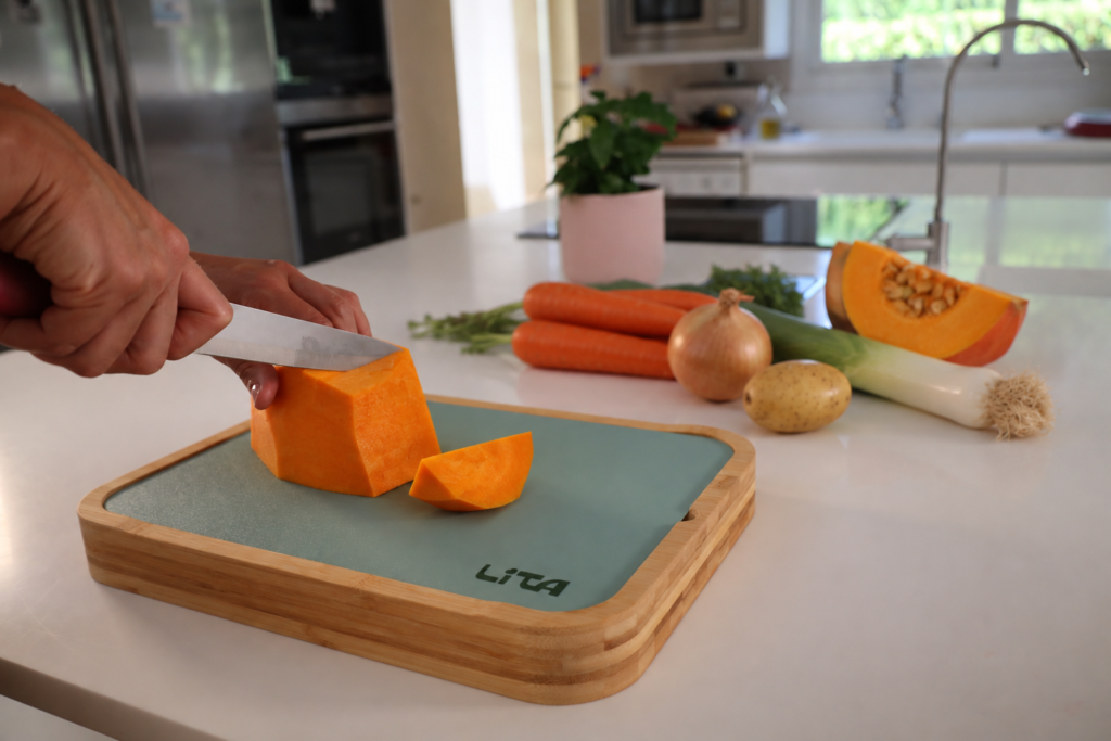 Calabaza cortada sobre tabla LITA Duo Board para preparar crema de calabaza.