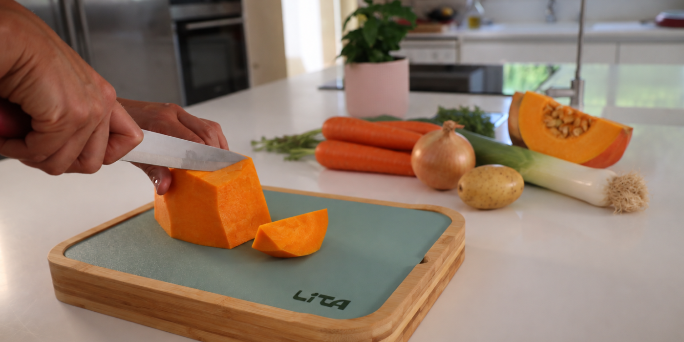 Calabaza cortada sobre tabla LITA Duo Board para preparar crema de calabaza.