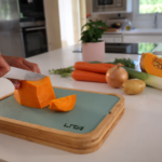 Calabaza cortada sobre tabla LITA Duo Board para preparar crema de calabaza.