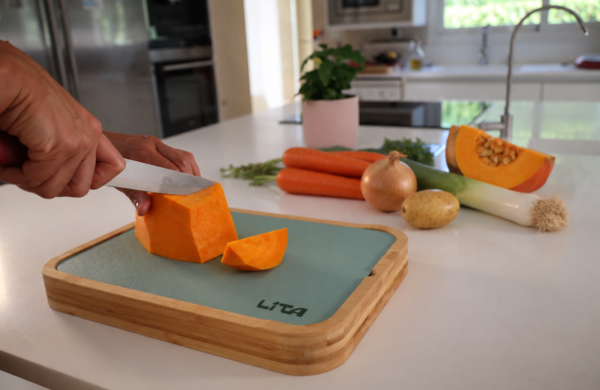 Calabaza cortada sobre tabla LITA Duo Board para preparar crema de calabaza.